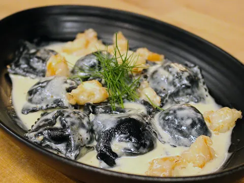 Squid ink ravioli with shrimp and fennel at Àlavita